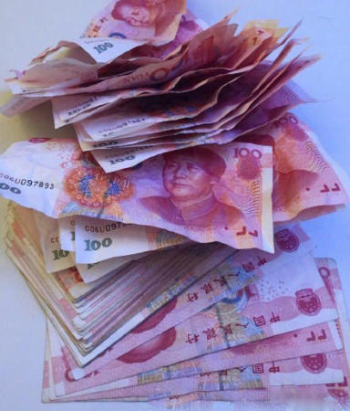 土豪老板年会发80万现金员工可手抓钞票图