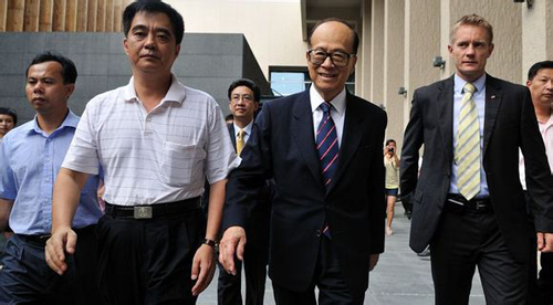 李嘉诚全天由25名贴身保镖保全家