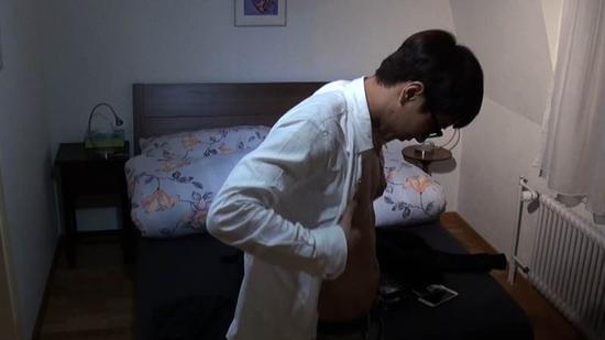 sj利特上真人秀脱白衬衫秀壮硕腹肌图