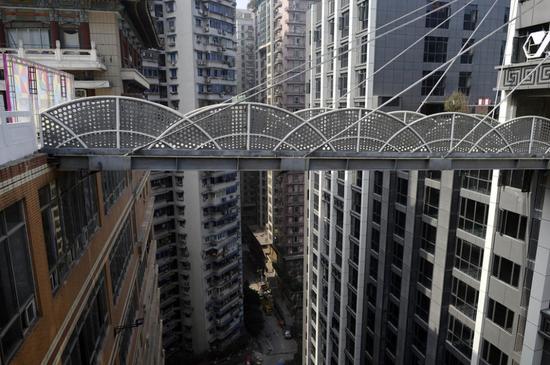 最牛空中连廊离地685米图