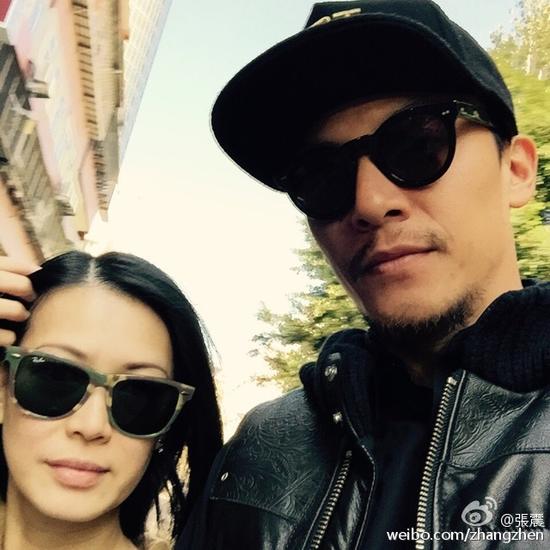 张震晒和太太恩爱照