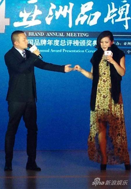 熊汝霖吴琼出席时尚颁奖礼演绎相见欢