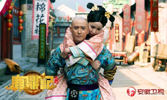 韦小宝（韩栋饰）与建宁公主（娄艺潇饰）
