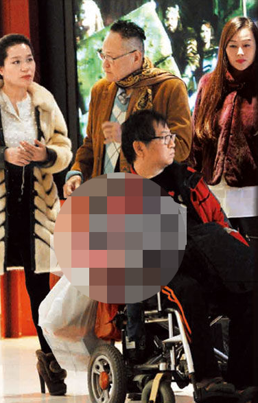 78岁香港船王老少恋:牵两女友逛街(图)