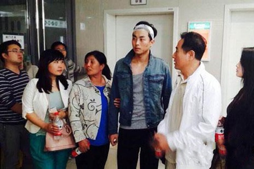 金汉（中）在医院刚缝完针。资料图片