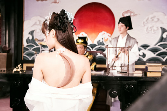 邹杨为新戏身缠纱布网友大呼好拼