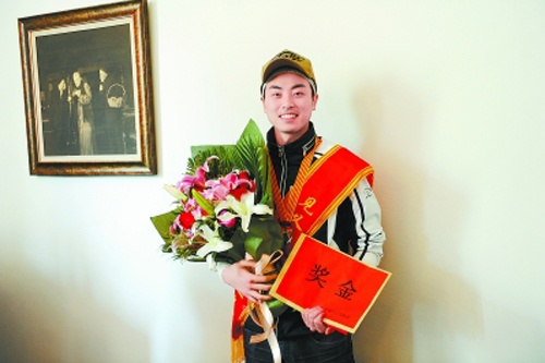 80后演员被歹徒捅8刀登台演出获封榜样