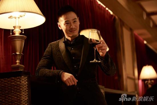 亓航帅气西装造型