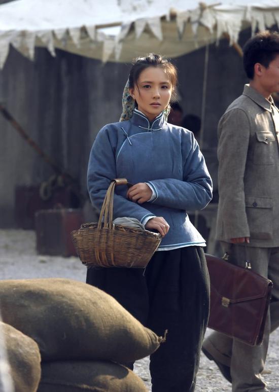 孙茜二炮手谢幕巨型棉裤遭调侃