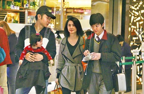张浩锋（右起）和妈妈洪欣、继父张丹峰及妹妹，一家四口逛姐