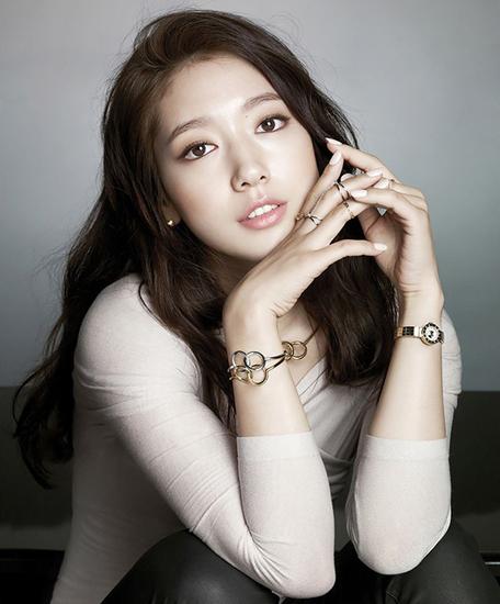 当红韩星示范冬日首选3款唯美长卷发