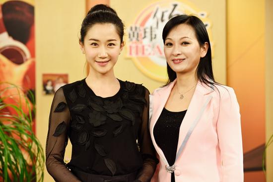 司珂华与访谈节目主持人黄玮