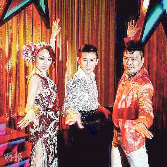 吴君如执导的《12金鸭》，找来容祖儿跟阮兆祥演夫妻，3人摆出跳舞姿势。