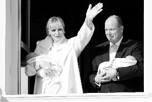 7日，摩纳哥阿尔贝二世亲王和查伦王妃一人怀抱一位宝贝亮相王宫阳台。