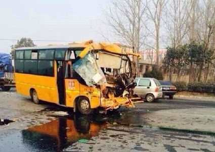 与对面行驶车辆发生交通事故,校车驾驶员重伤不治身亡,车上载有33名