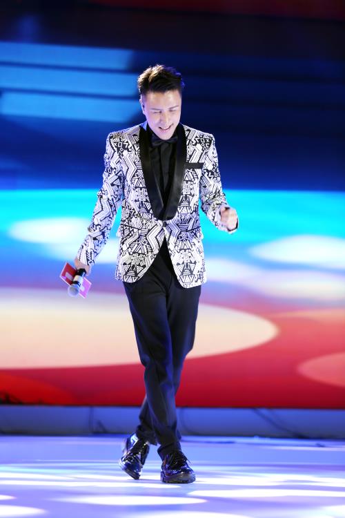 曹轩宾出席金蔷薇阳光盛典