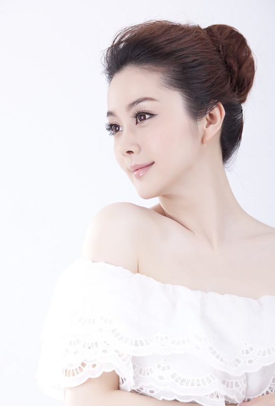 杨英演绎野玫瑰mv将上线致敬红羽毛