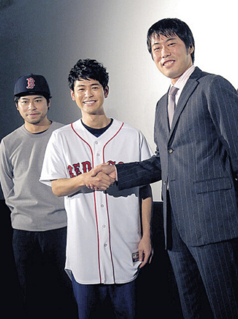 1月12日东京，左起石井导演、妻夫木聪和上原浩治出席电影《温哥华的朝日》舞台见面会