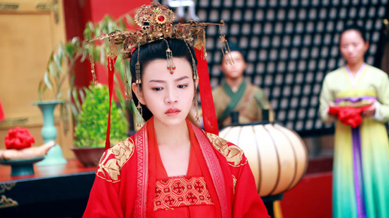 二人终于在绝情谷重逢,可是穿上嫁衣的小龙女却完全把杨过当成陌生人