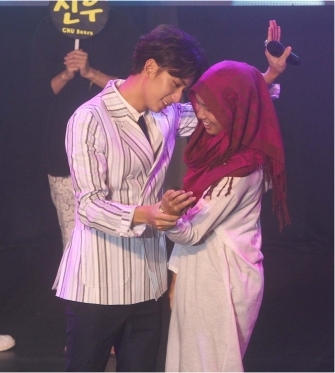 与女粉丝亲密接触