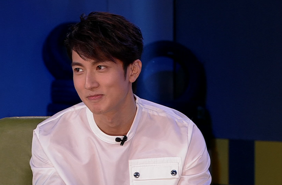 吴尊白色衬衫,笑容迷人