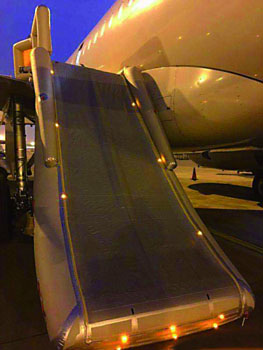 重庆:乘客打开飞机应急滑梯损失达10万