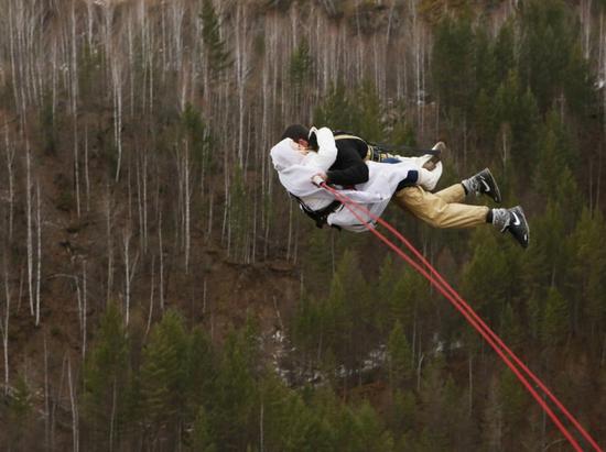 男子雪地半裸求婚弱爆了来学习下另类的求婚方式