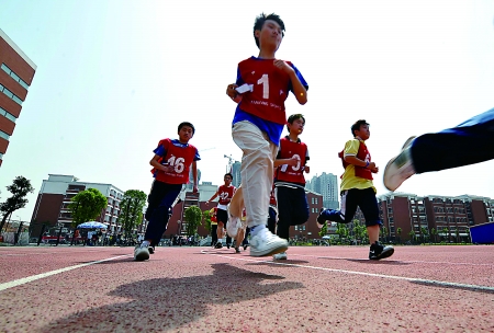 参加体育中考的男生在1000米跑考试中