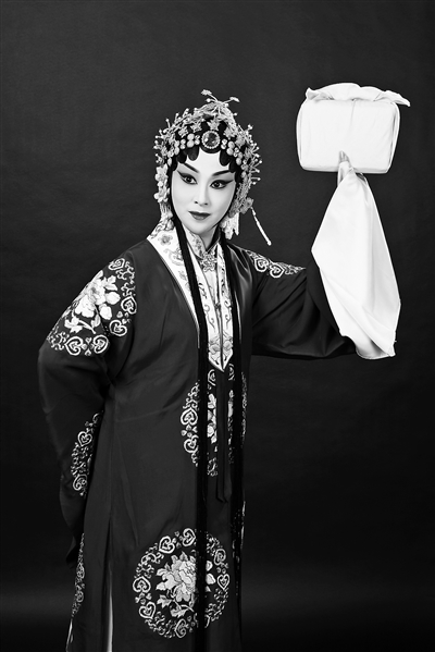 张馨月本报讯(记者 郭佳)当今京剧梅派再传弟子中,张馨月是最特别的一