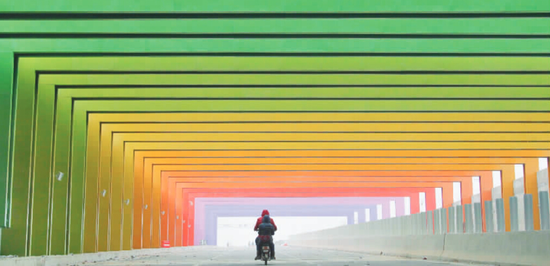 隧道里,几十根彩色柱子分立两端,色彩梦幻如时光穿越