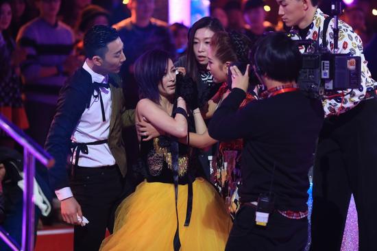 温岚脸部流血受伤