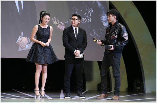 王岳伦安以轩为新人颁奖