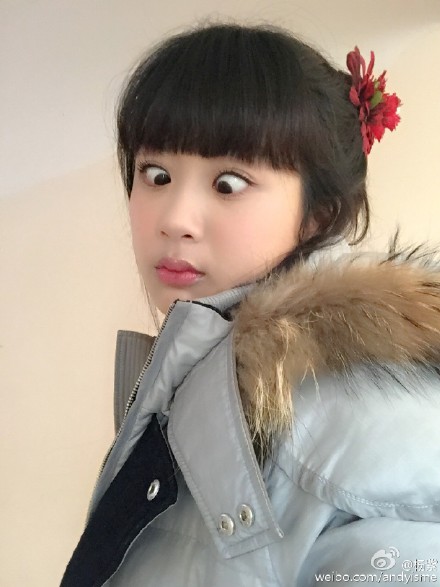 杨紫头戴小花变傻姑 搞怪斗鸡眼遭调侃