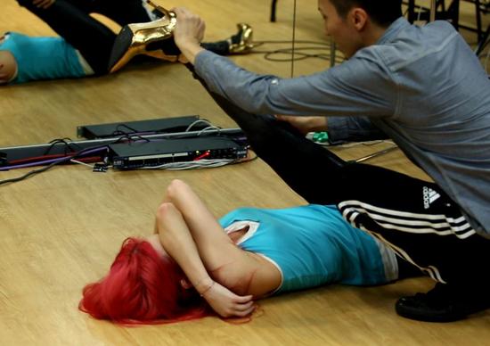 温岚练舞彩排视频曝光压腿痛到崩溃飙泪