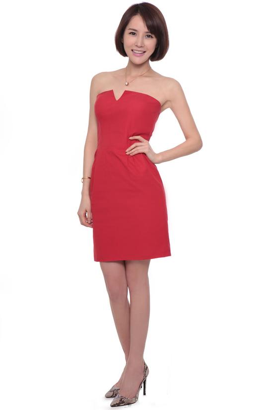 罗漩红裙性感亮相秀长腿露事业线