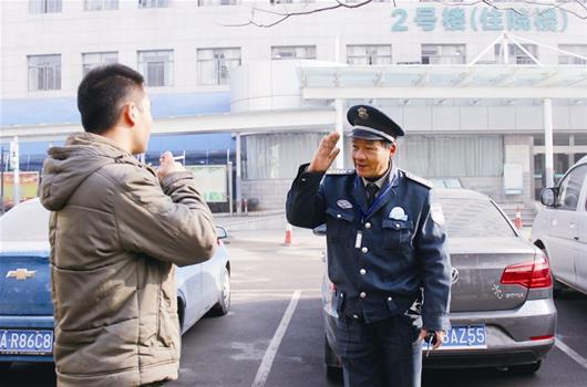 医院保安劝导吸烟人员