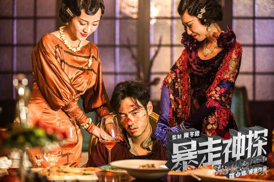 《暴走神探》剧照1—阮经天被美女包围