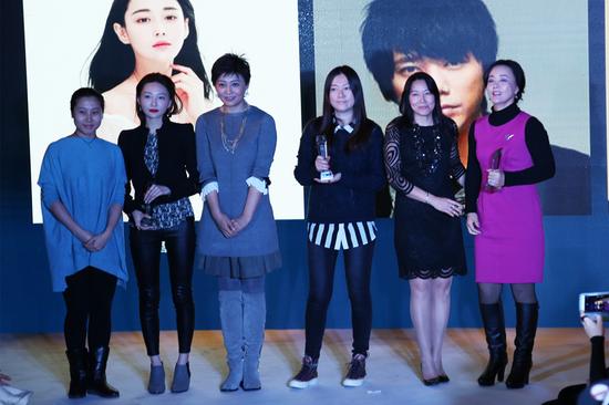 潘婕与获奖者合影