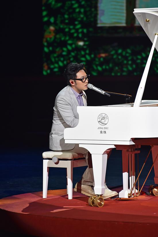 近日,王铮亮受邀参加"2015我们的中国梦歌曲演唱会",自弹自唱现场演绎