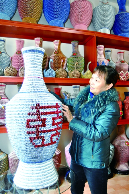 重庆一大妈将扑克牌折成优雅青花瓷