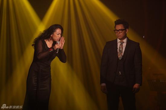 《我是歌手》第一季总决赛郑淳元帮唱环节助阵黄绮珊