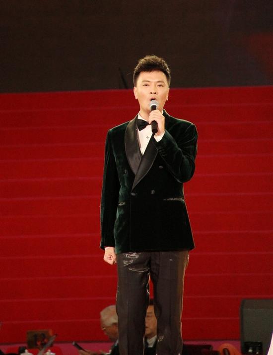 汤非亮相文联春晚献唱人间天河