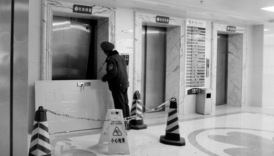 洛阳栾川医院电梯坠落2人死亡 官方:仍在调查