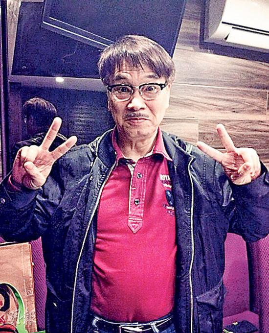 吴孟达瘦了很多，但精神不俗。