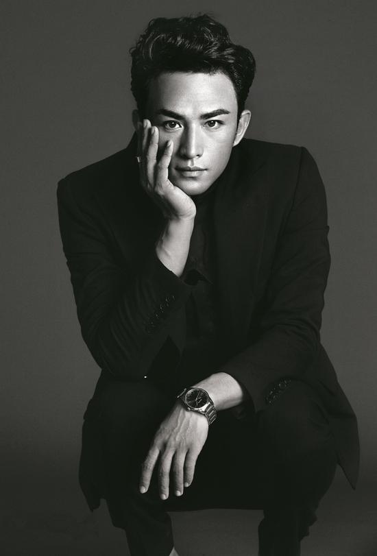 张晓晨签约新东家 赴巴黎男装周帅气十足