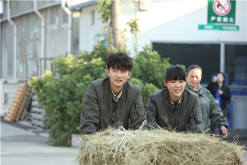 “神奇六毛”贴心准备动物饲料  铁面教官终展笑颜