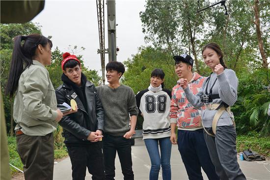 倪妮遭小伙伴整蛊