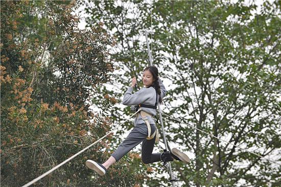 倪妮恐高挑战吊威亚惨被队友整蛊喊救命