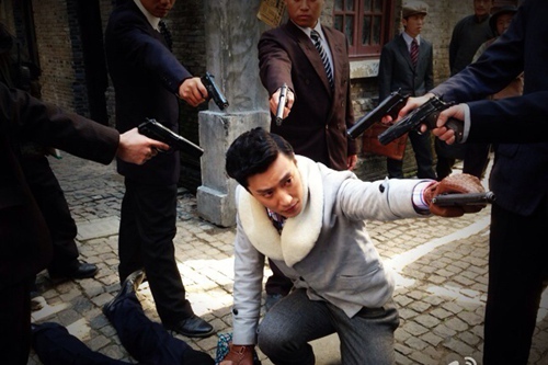 乔任梁持枪对峙剧照