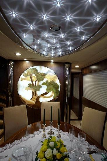 木制家具则采用褐色色调,家具的台面采用亚宝石级的缟玛瑙石装饰,橄榄